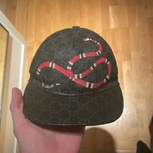 Gucci kingsnake - Den är i använd skick men ser fotforande ganska bra ut