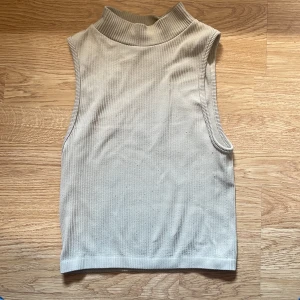 Turtle neck linne - Köpt i Spanien men vill inte ha den längre, skriv vid funderingar!💞