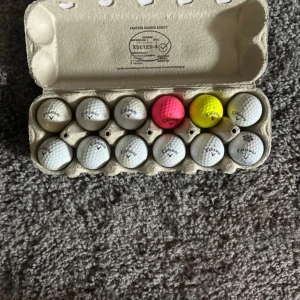 Golfbollar - Taylormade 12 pack : 130kr  Callaway 12 pack: 125kr  Srixon 12 pack: 125kr  Titleist 12 pack: 150kr  Titleist prov1/prov1x 8 bollar: 150kr  Florida bollar 12 pack: 70kr  Om man vill köpa mindre än vad bollarna säljs i pack är det bara att skriva så kan vi diskutera ett bra och rimligt pris!  Vissa bollar har små fläckar. Men det är inget som gör bollen sämre.  Vid fler frågor skriv!😁🏌🏻