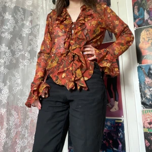 Cool 80/90-tals blus - Blus från kappahls gammla kollektion Hot Zone Female touch. Fint skick med snygga volanger och häftiga detaljer! Passar nog bra för någon med storlek 36/38. Jag kan mötas upp i Uddevalla centrum, annars fraktar jag gärna. Köparen står för frakten. (Står ej för postens slarv) katt finns i hemmet. 