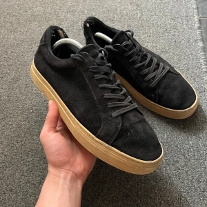 Vagabonds - Tja säljer nu dessa vagabonds, dom är i svart Mocka och har en beige sula. Dessa har lite defekter i hälen men inget som ja tycker känns när man gå eller så. Hör av er vid intresse 🙌