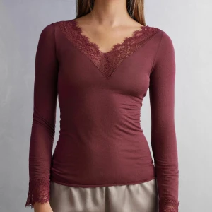 Intimissimi tröja - Säljer min röda spetsarna från intimissimi i storlek S. Köptes helt ny, knappt använd så otroligt fint skick💞