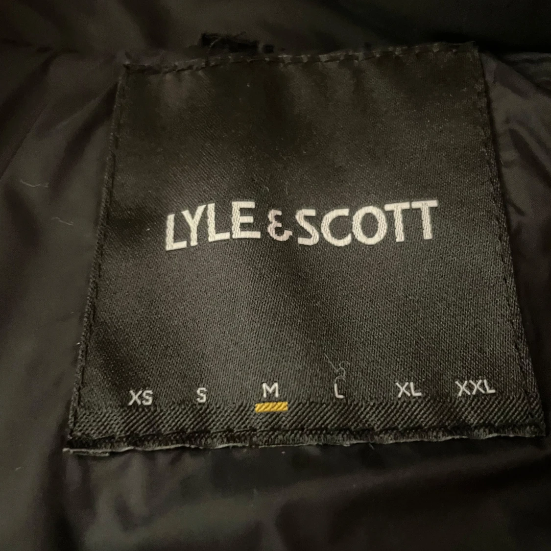 Svart dunväst från Lyle & Scott - 3