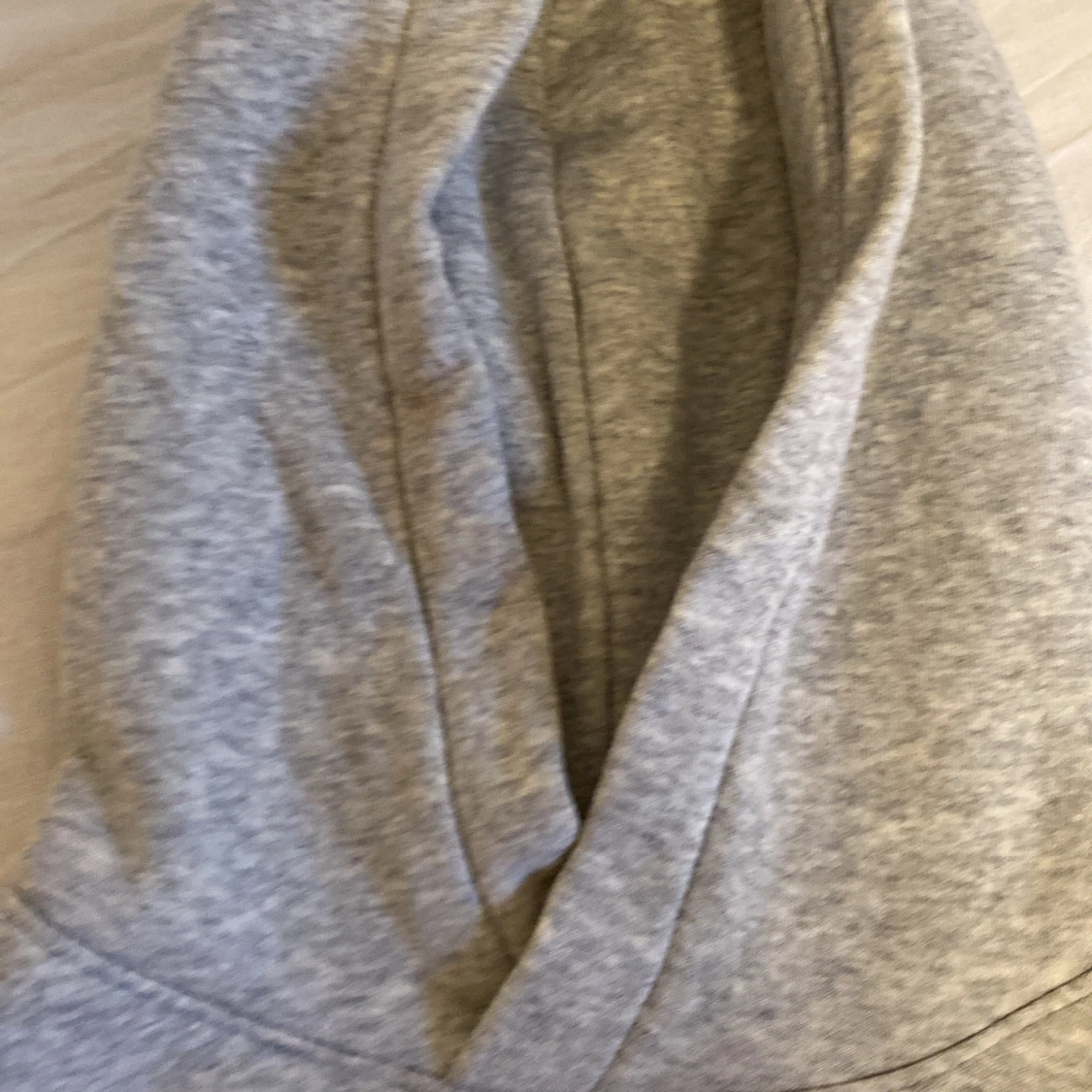 Grå hoodie från H&M med huva - 2