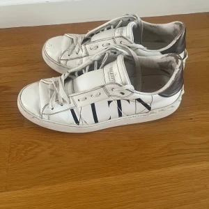 Valentino Garavani vita sneakers VLTN - Snygga vita sneakers från Valentino Garavani med svart VLTN-logga på sidan. Priset är inte skrivet i sten.🩷