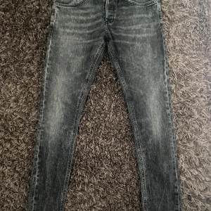 Dondup George  - Snygga grå jeans med tvättad effekt. Modellen är skinny med smal passform och normal midja        