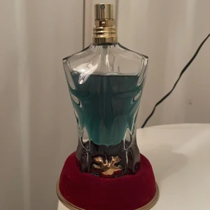 Jean Paul Gaultier Le Male parfym - Jean Paul Gaultier lite mindre än 70 ml kvar perfekt till sommaren, säljer den för att har andra o använder den inte, kan också få i mindre ml om man vill luktar mkt cocosnöt och sommar, allmänt bra parfym inför sommaren!