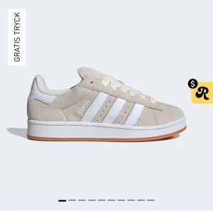 Adidas campus 00s beige - Beigea adidas campus. Har använt några få gånger men inget som riktigt syns förutom under sulan. Kan tänka mig att gå ner i pris💕