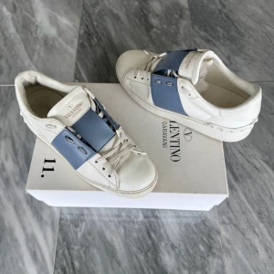 Valentino skor  - Valentino Open - Skick: Jättefint skick  - Storlek 36 - Tillbehör: Två Valentino dustbags - Nypris: 6000kr - TrendWardrobe