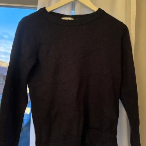 Stickad tröja - Mörblå stickad tröja från Vila i ett mycket bra skick. Storlek xs