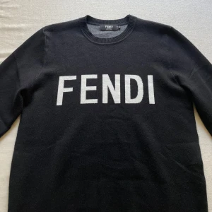 Stickad Fendi tröja - Stickad crewneck tröja från Fendi i storlek M. Gjort av merinoull blandning 