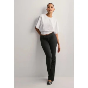 Low Waist Jersey Pants - Nelly - Säljer dess byxor från Nelly i storlek L, då dom var stora för mig så endast testade, men har tagit bort lappen.