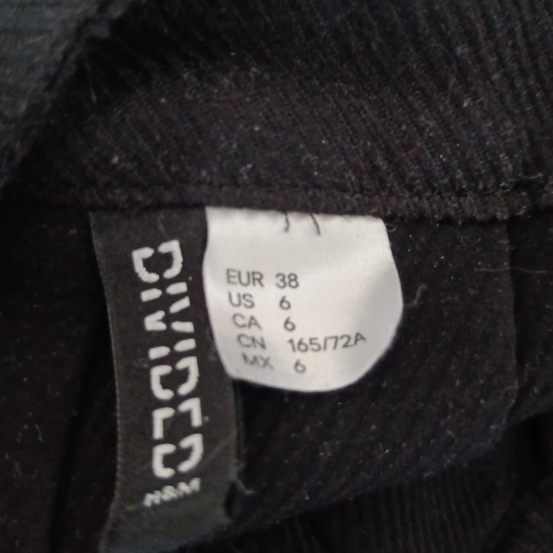 Svart kortkjol från H&M Divided - 2