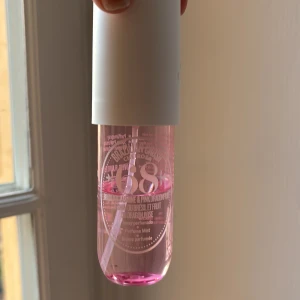 Sol de Janeiro Cheirosa 68 Perfume Mist - Fräsch och tropisk body mist från Sol de Janeiro, Cheirosa 68. Doft av brasiliansk jasmin och pink dragonfruit. Perfekt för dig som älskar söta och blommiga dofter. 🌸