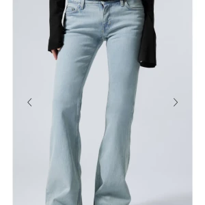 Lowaist Weekday jeans  - Säljer dessa supersnygga weekday jeansen i modellen flame, OBS andra bilden visar färgen jag säljer ”stone blue”🙌 storlek 26/30, nypris 600 super bra skick!! 