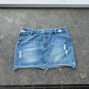 Jeanskjol  - Så himla snygg jeanskjol men coola slitningar. Midjemått: ca 42-42 cm💕