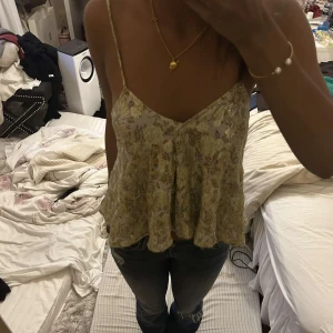Zara topp - Topp från Zara! Finns ej att köpa längre, jätte fin och perfekt nu till sommaren, super fint skick! 