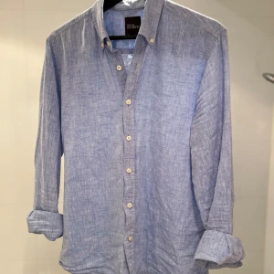Oscar jacobsson 100% Linne skjorta  - sjukt bra passform och perfekt och luftigt material till sommarn! I ljusblå färg, slim modell och mycket bra skick! nypris: 1800kr - mitt pris: 1099