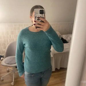 Turkos stickad tröja från Vero Moda - Mysig turkos stickad tröja från Vero Moda med rund halsringning och långa ärmar. Perfekt för lager-på-lager och enkel att matcha med jeans eller kjol. Tröjan har en mjuk känsla och en klassisk passform.