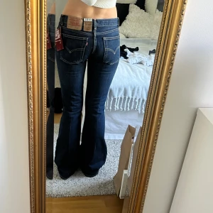 Levi’s Jeans - Så snygga mörkblåa Levis jeans med alla lappar kvar! De är i storlek waist:27 length:34 och säljer de då jag tyvärr inte kan stänga de❣️