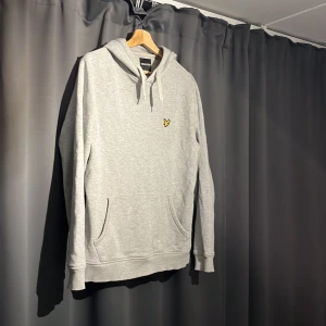  Lyle & Scott storlek M men är som S  - Denna tröja är idealisk för någon som vanligtvis bär storlek S.
