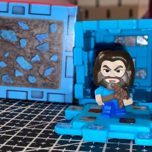 Minecraft figure  - Ny men klistermärkena är använda.  