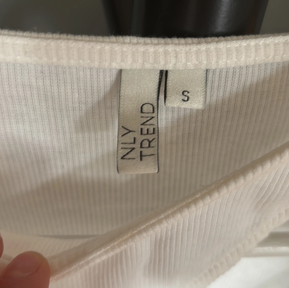 Vit ribbad topp med cut out NLY Trend - 2