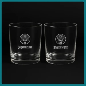 2st Drinkglas - Jägermeister -  Dessa eleganta graverade whiskeyglas kombinerar enkelhet med stil och passar lika bra för en klassisk whiskey med is som för kreativa, färgglada desserter. Den låga och raka formen framhäver dryckens eller dessertens karaktär och ger glaset en sofistikerad men diskret känsla. Gravyren enligt bild ger varje glas en personlig och unik detalj – perfekt som en omtänksam present eller ett smakfullt tillskott till din egen glassamling. Har du en egen text eller design du vill ha graverad? Hör av dig!