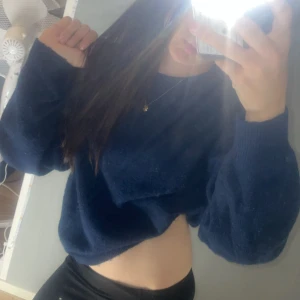 Mörkblå croppad stickad tröja H&M - Mysig mörkblå stickad tröja från H&M i croppad modell. Tröjan har lång ärm och en loose fit som ger en chill vibe. Perfekt att matcha med höga jeans eller leggings för en avslappnad look.