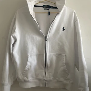 Polo Ralph Lauren zip hoodie - Snygg vit hoodie från Polo Ralph Lauren. Storlek XS. Originalstorleken är M men är absolut som en S/XS. Fint skick! 