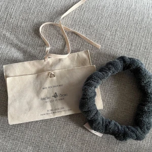 Amelie Soie Beauty Halo - Amelie Soie Beauty Halo ger fylliga vågor utan värmeverktyg. Den är mjuk och skön medan du sover och på morgonen kan du styla håret snabbt och enkelt. I mycket fint skick. Tvättad och ren. Säljes pga köpt varianten i silke istället.