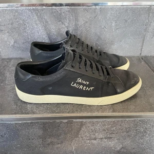 Saint Laurent skor - Tjena! Säljer nu dessa sjukt snygga Saint Laurent skor! Storleken är 44🙌 För fler frågor eller bilder är det bara att skriva🤝