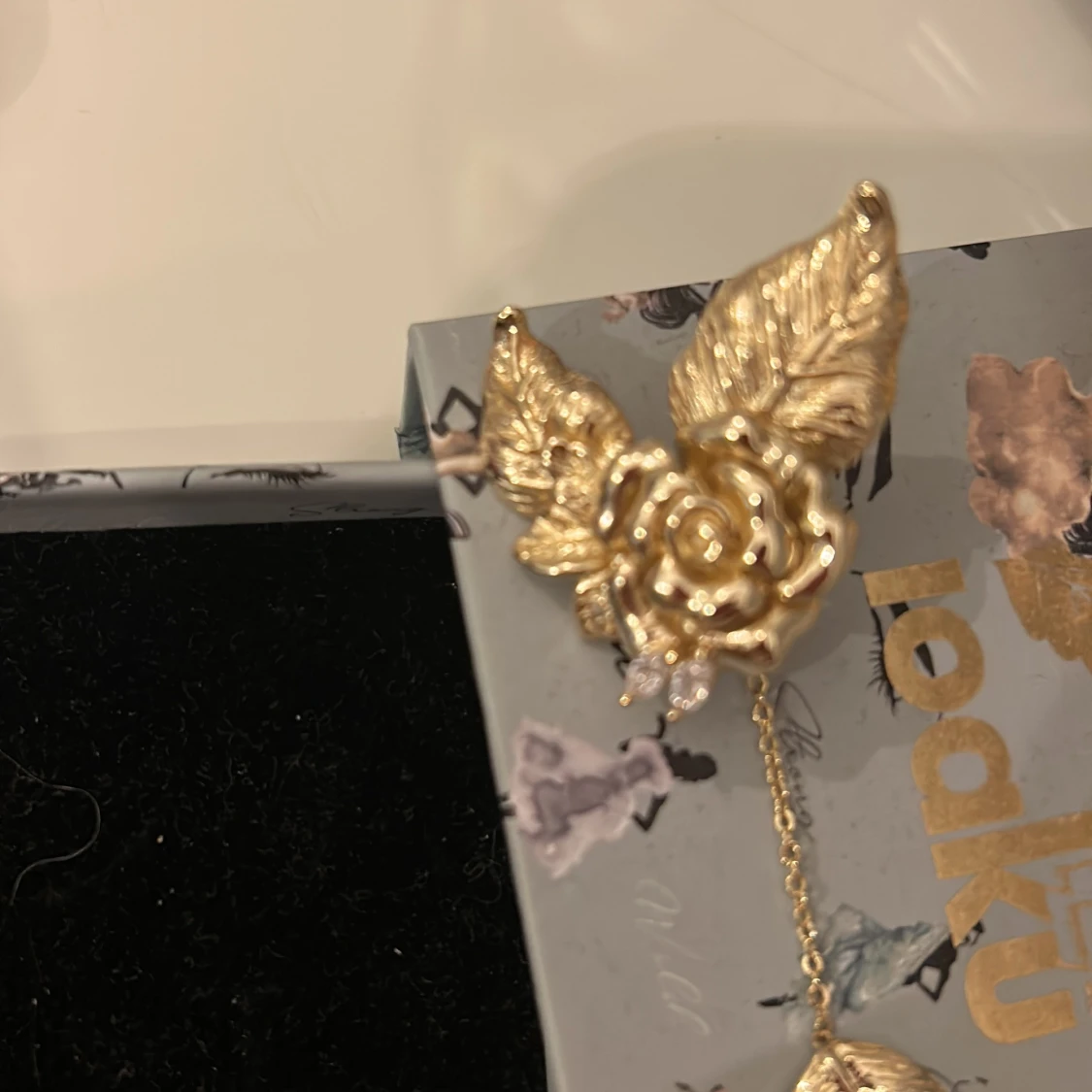 Guldiga örhängen med ros och löv från Ioaku - 1