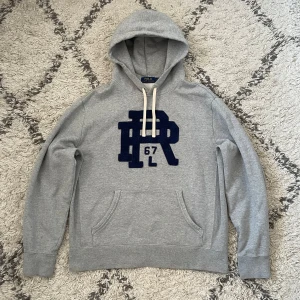 Ralph Lauren hoodie - Säljer denna unika Ralph Lauren hoodie som är riktigt skön! | Skick 8/10 | Storlek L men passar även till M | Hör av dig vid frågor!