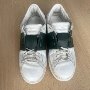 Valentino open - Säljer dessa valentino opens i storlek 42 fits 43. Nypris 7000. Ena sko snöret är lite sönder
