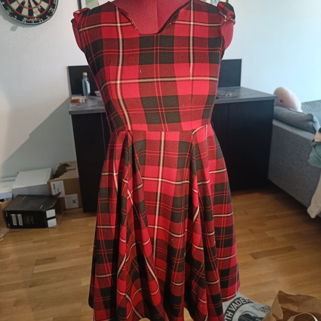 Röd och svart rutig kortklänning