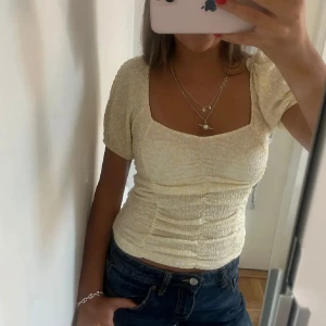 Gul topp - Så fin gul topp/blus perfekt nu till sommaren💛💛💛
