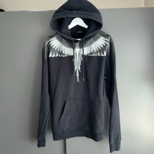 Marcelo Burlon Hoodie - ÄKTA - Mycket fint skick, inga defekter men tyget är lite styvt. Nypris ca 3500kr. Självklart äkta. Storlek M passar dig som är mellan 183-190cm. Skriv för mer information🤝