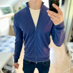 Suitsupply Kashmir Fullzip - Mycket fint skick men har några slå fläckar, knappt märkbara men be om bild. Storlek L passar dig som är 183-190cm. Nypris ca 3000kr. Skriv för mer information🤝