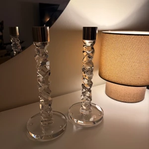 Orrefors Ljusstakar - Säljer mina fina Orrefors ljusstakar då de tyvärr inte kom till användning som tänkt.   Det är modellen ”Orrefors Carat 24.2cm”.  Nypris för 2-pack är 2500kr Säljer båda för 1500kr