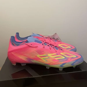 Adidas F50 - Säljer nu mina Adidas F50 Elite FG, storlek 48. Då jag beställde hem 2 storlekar och hann sedan inte lämna tillbaks dessa. Kartong, extra sulor och sån påse fås med! Nypris 3300! Vill bara bli av med dom vi detta laget!😃 Hör av er vid frågor MVH Oskar!
