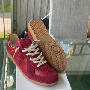 Maison margiela Gats - Säljer ett par röda/vinröda maison margiela gats i storlek 41. Skorna är använda ett fåtal gånger men rengjorda innan bilderna togs. Skorna är i en unik och sällsynt färg perfekt för dig som vill sticka ut. Vid funderingar och frågor kom dm✌️👌