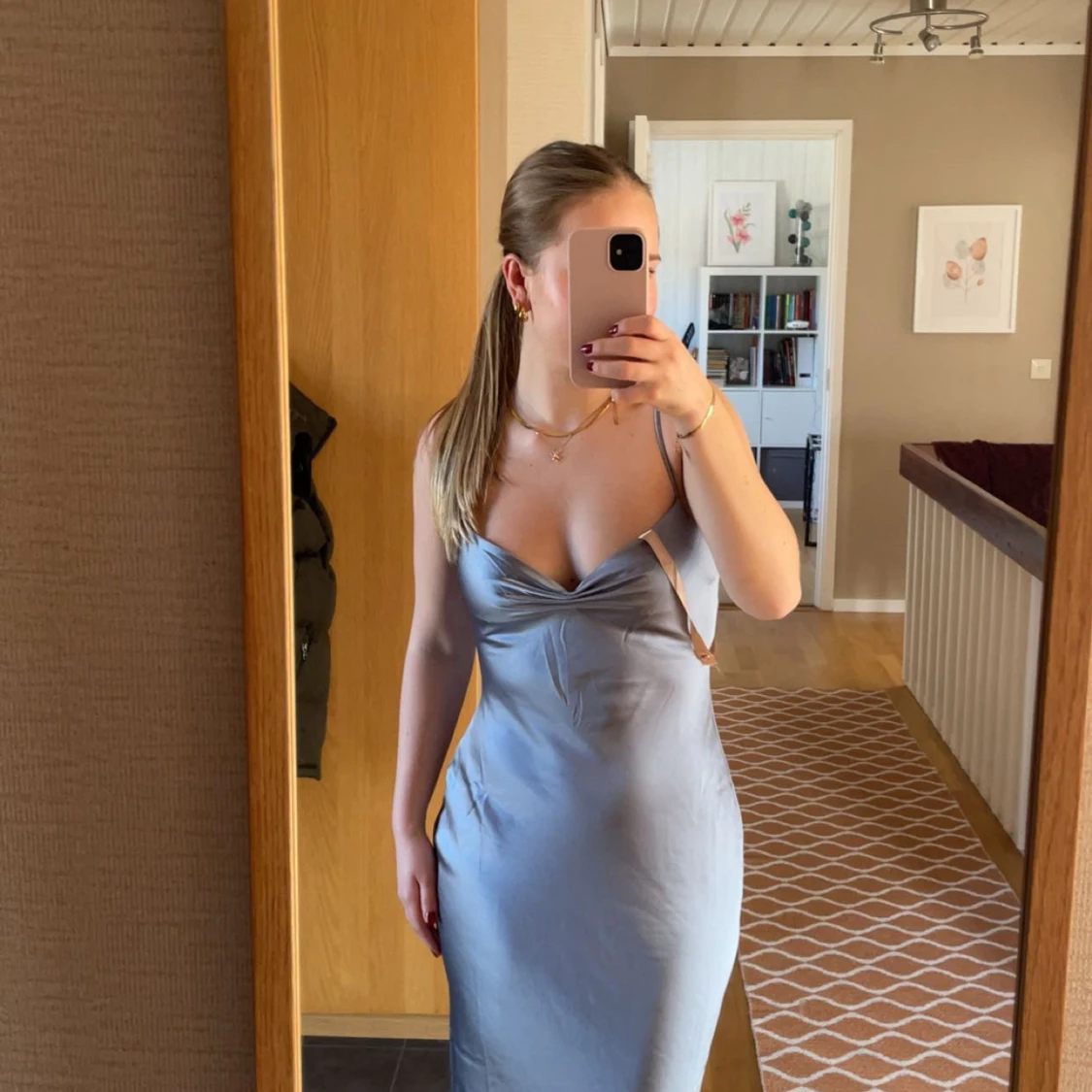 Satinklänning från Meshki