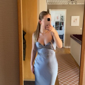 Satinklänning från Meshki - Lång satinklänning i en ljusblå färg, perfekt till bal! Jag är 162 och den går ner i marken på mig, helt oanvänd med alla lappar osv kvar💗storlek 36 och den passar mig perfekt som har 36/S i vanliga fall, nypris 1800 kr🙌🏻