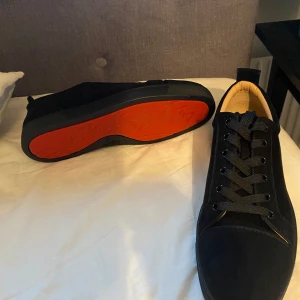 Christian Louboutins - Säljer mina loubitins som jag fick i present. Jag använde dem en gång till en resa inga skador eller något på dem går att tvätta dem så att de ser helt nya ut annars så är den helt nya (PRIS KAN DISKUTERAS)