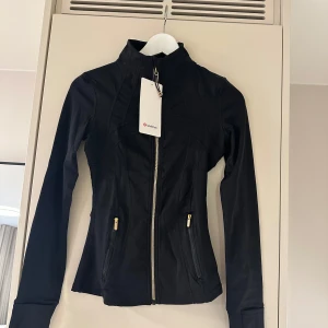 Svart define jacket från Lululemon - Säljer denna snygga och slutsålda define jacket från Lululemon 💗💕 ny och inte använd