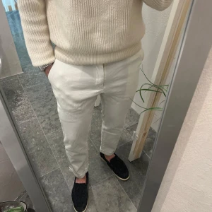 Vita J.Lindberg byxor i bomull/linnen  - Snygga vita bralls i bomull mix med linnen med normal passform och raka ben. Perfekta för en clean och fräsch look. Rätt uppklädda byxor då dom har slag