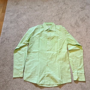 Grön rutig skjorta från Eton slim fit - Snygg grön skjorta från Eton i slim fit-modell. Skjortan är i storlek 40 och i ny skick, säljer även massor fler skjortor för bra pris i min profil!