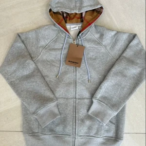 Feet burberry zip up - Säljer just nu denna feta burberry zip up tröjan. Den är perfekt nu i sommar och även inför hösten. Strl M passar S. Vid frågor, skriv!