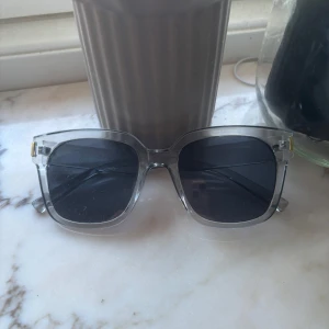 Solglasögon  - Jättefina solglasögon   #sommer #sommar #sommarkläder #trend #trending #lågmidjade #långklänning #långklänningar #långkjol #miniakirt #lowwaist #lowaistshorts #hollister #hollistershorts #chimi #chimisolglasögon